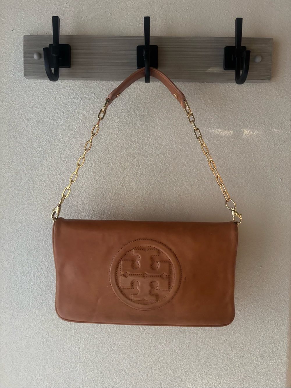 Tory Burch Tan Leather Shoulder Bag with Gold Chain Bromberg Riva Leather Clutch